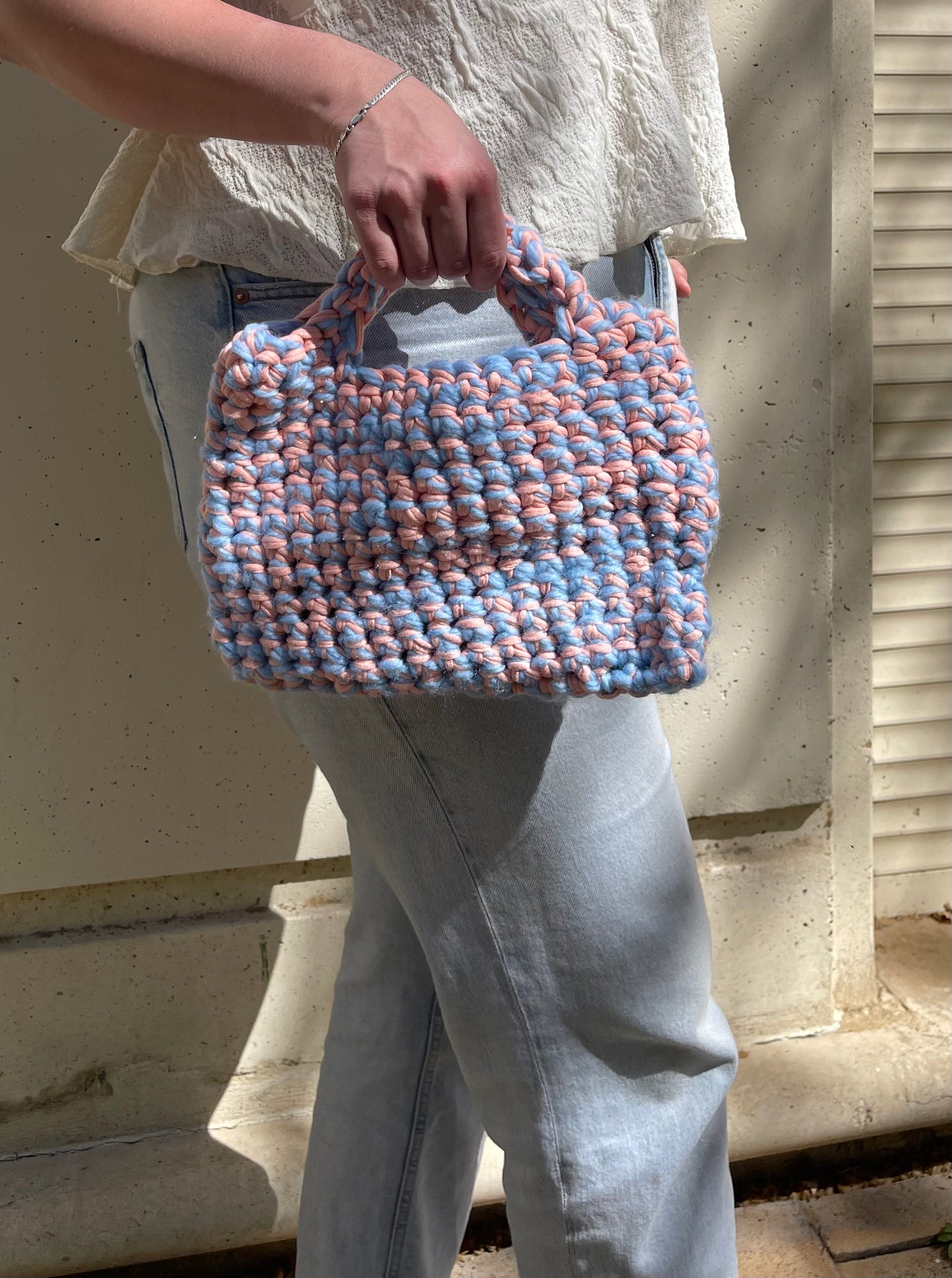Sac à main en crochet rose et bleu