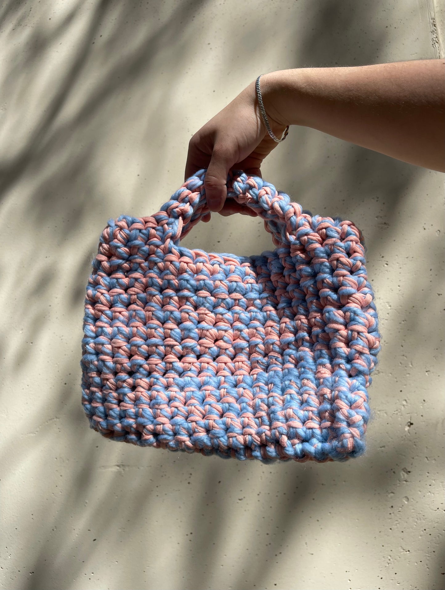 Sac à main en crochet rose et bleu