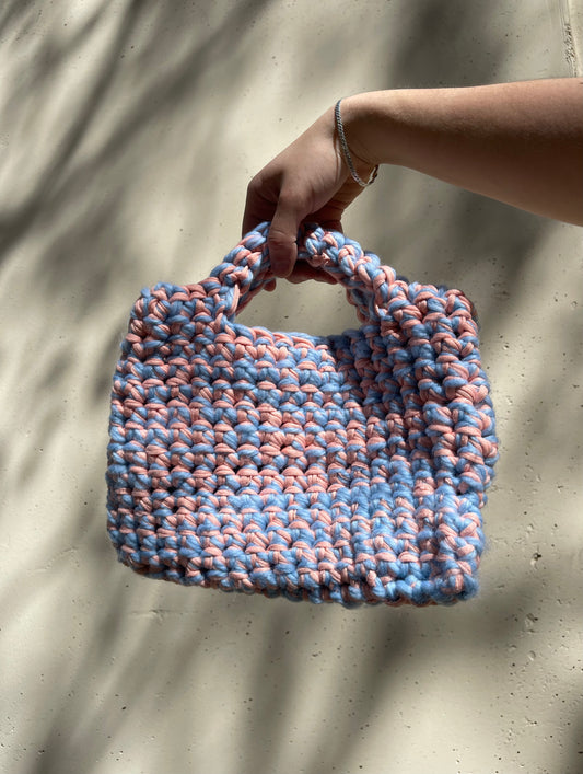 Sac à main en crochet rose et bleu