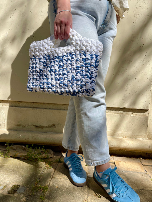Sac à main en crochet bleu et blanc, forme panier