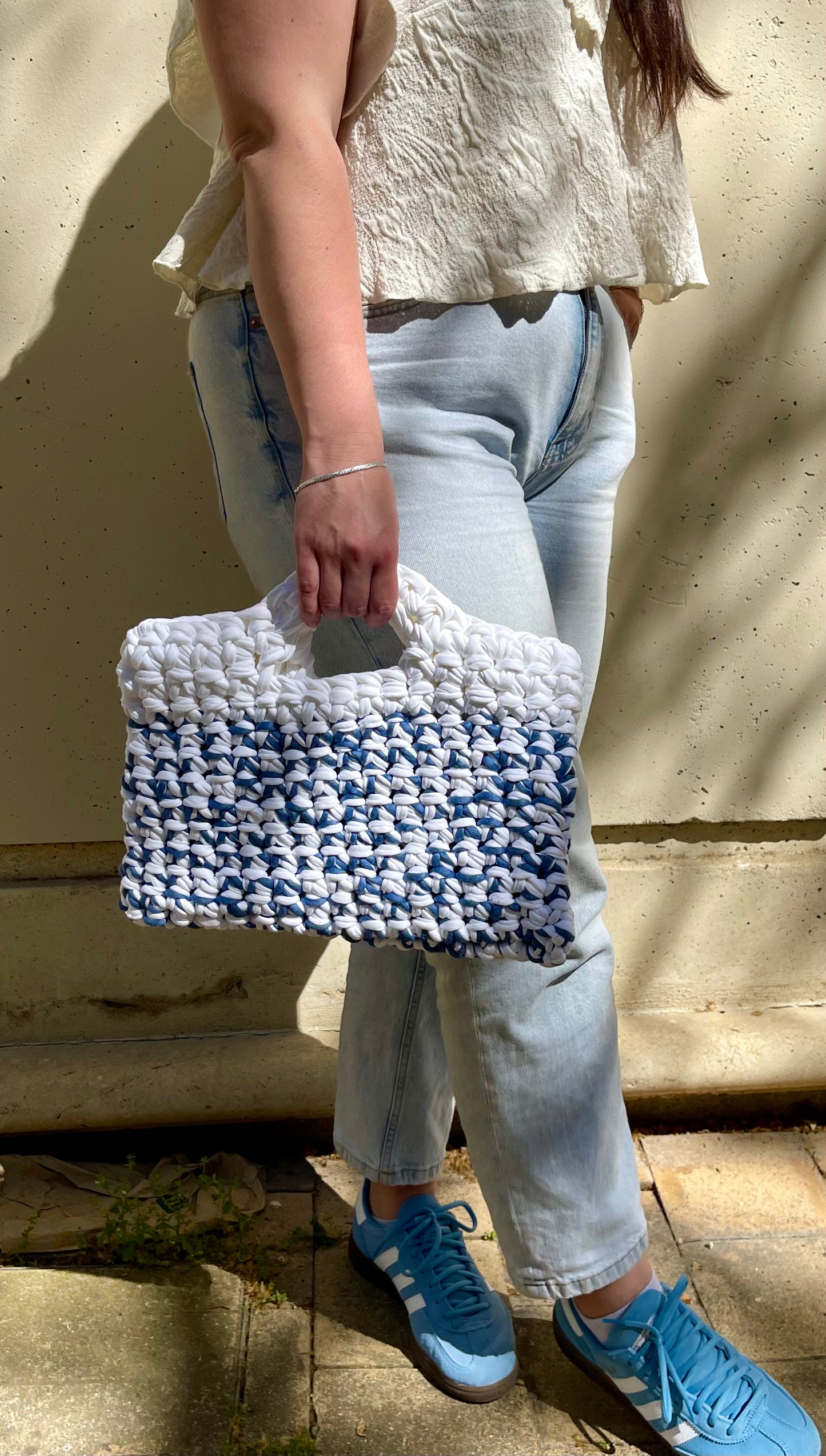 Sac à main en crochet bleu et blanc, forme panier