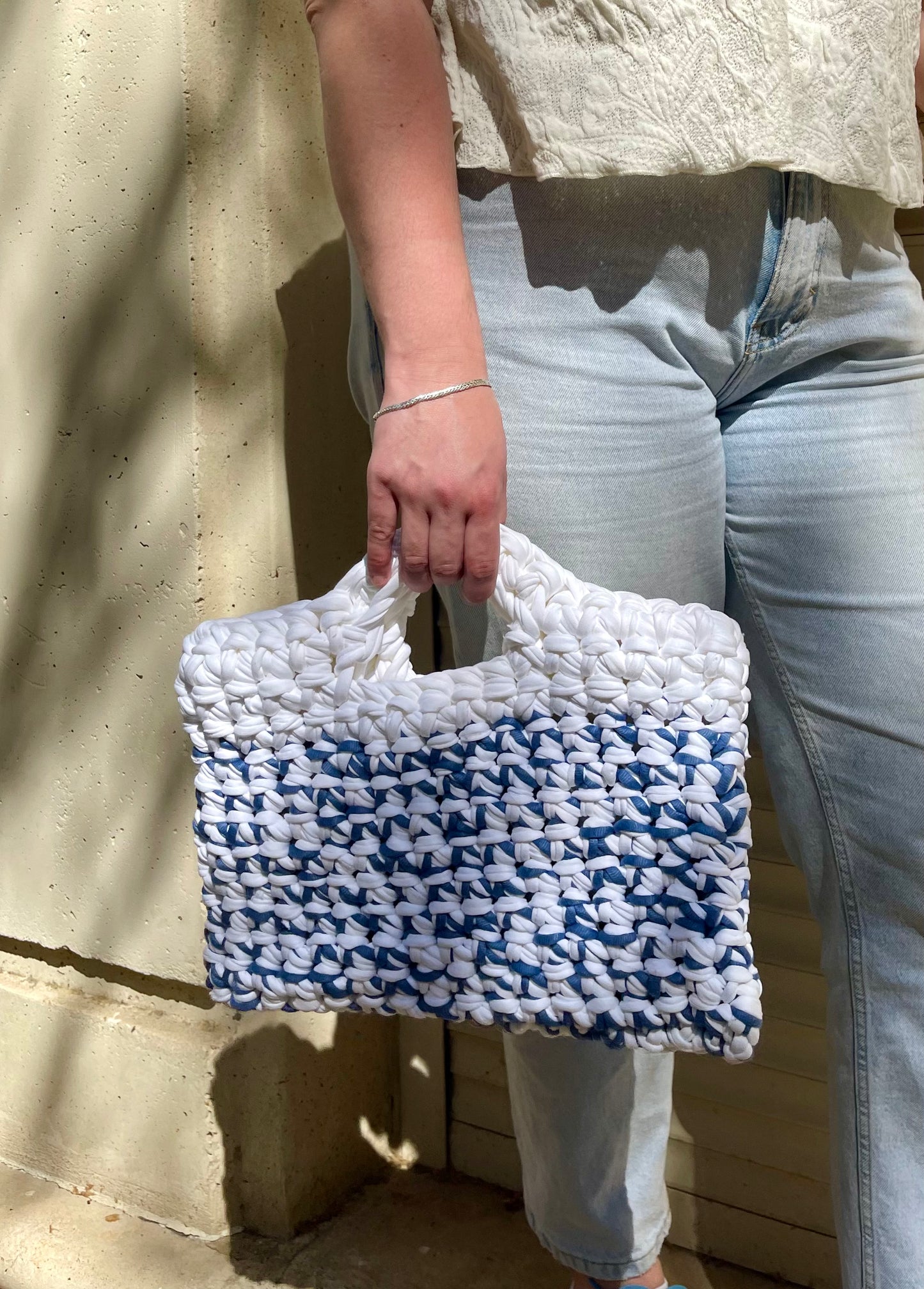 Sac à main en crochet bleu et blanc, forme panier