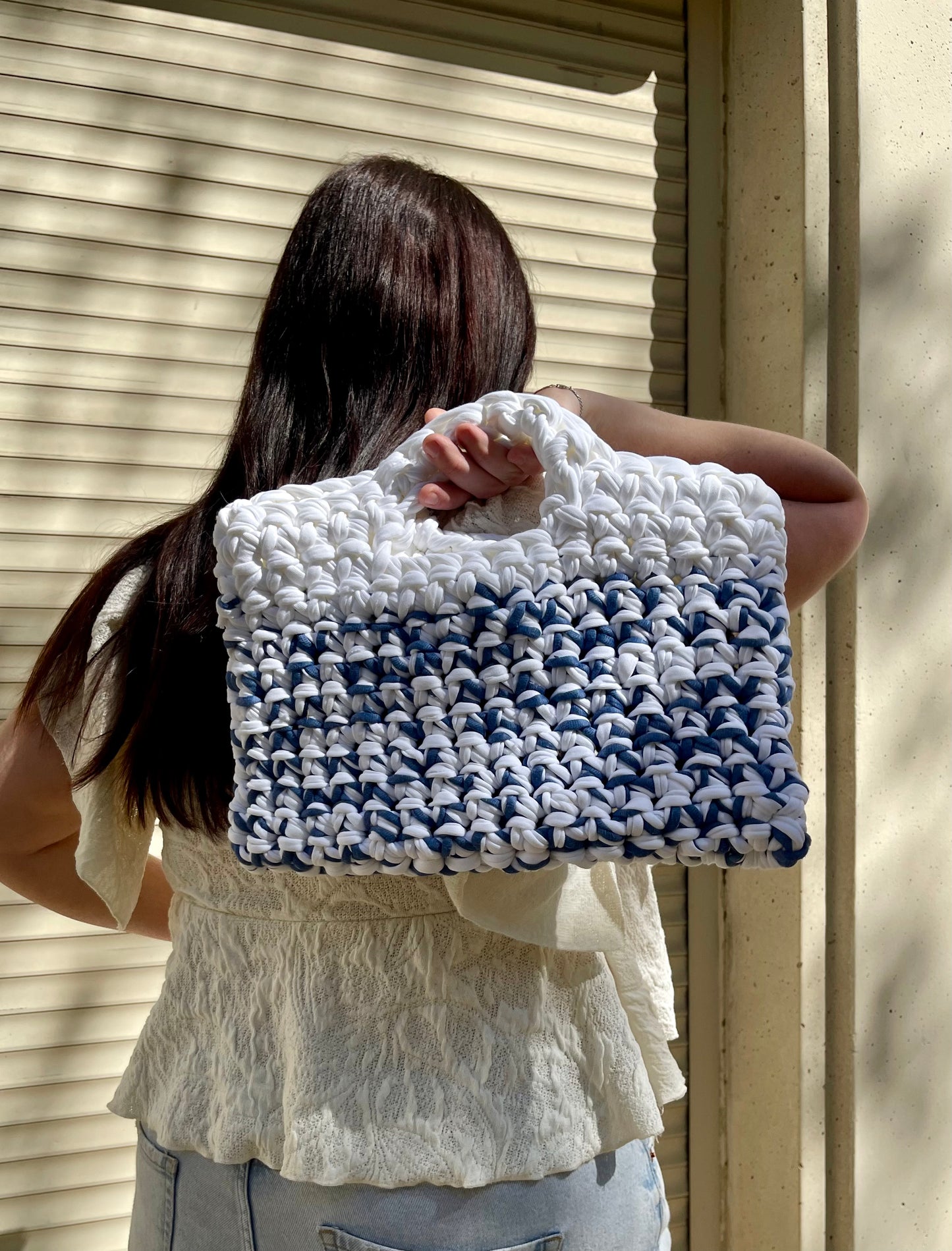 Sac à main en crochet bleu et blanc, forme panier