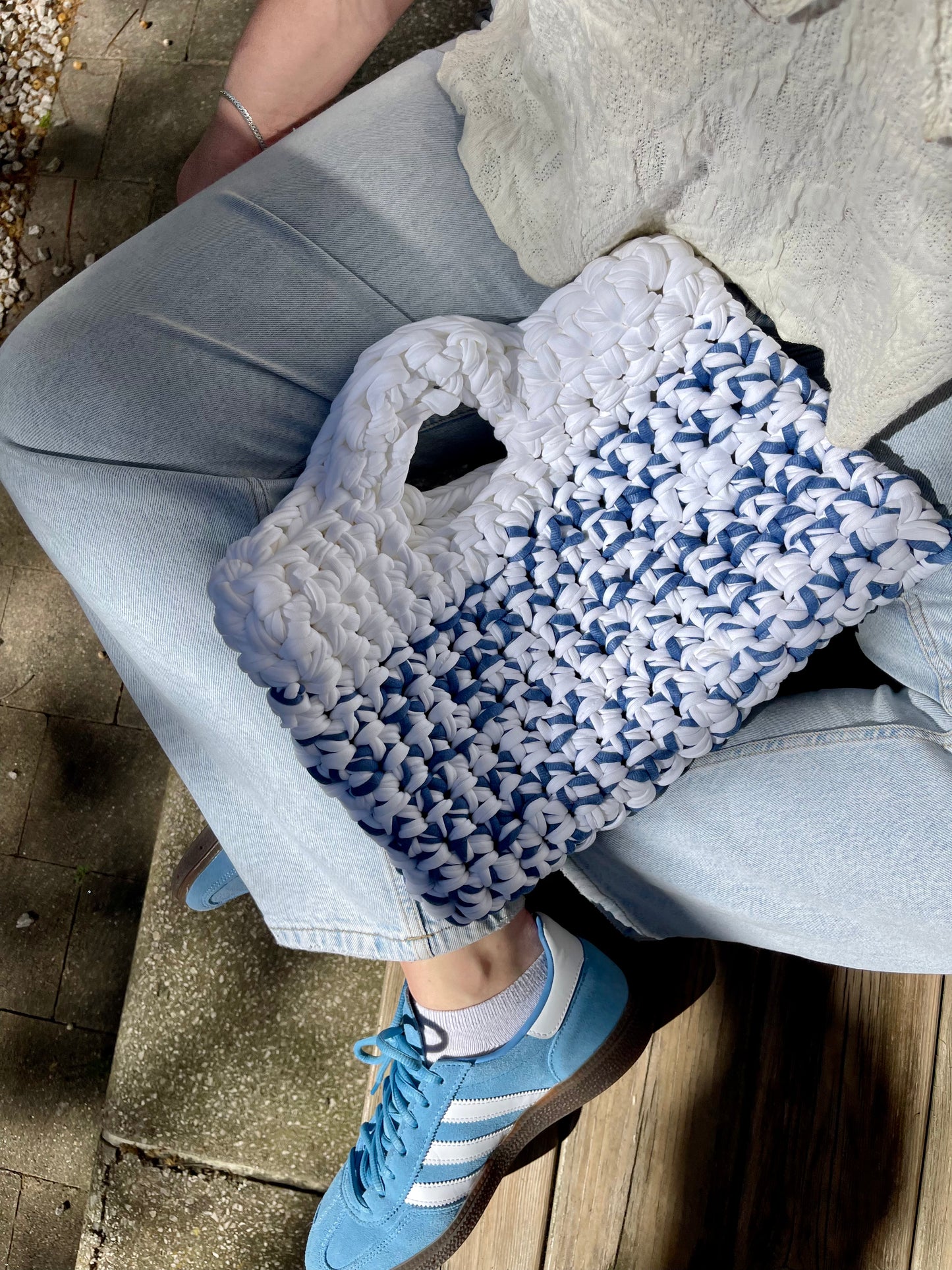 Sac à main en crochet bleu et blanc, forme panier