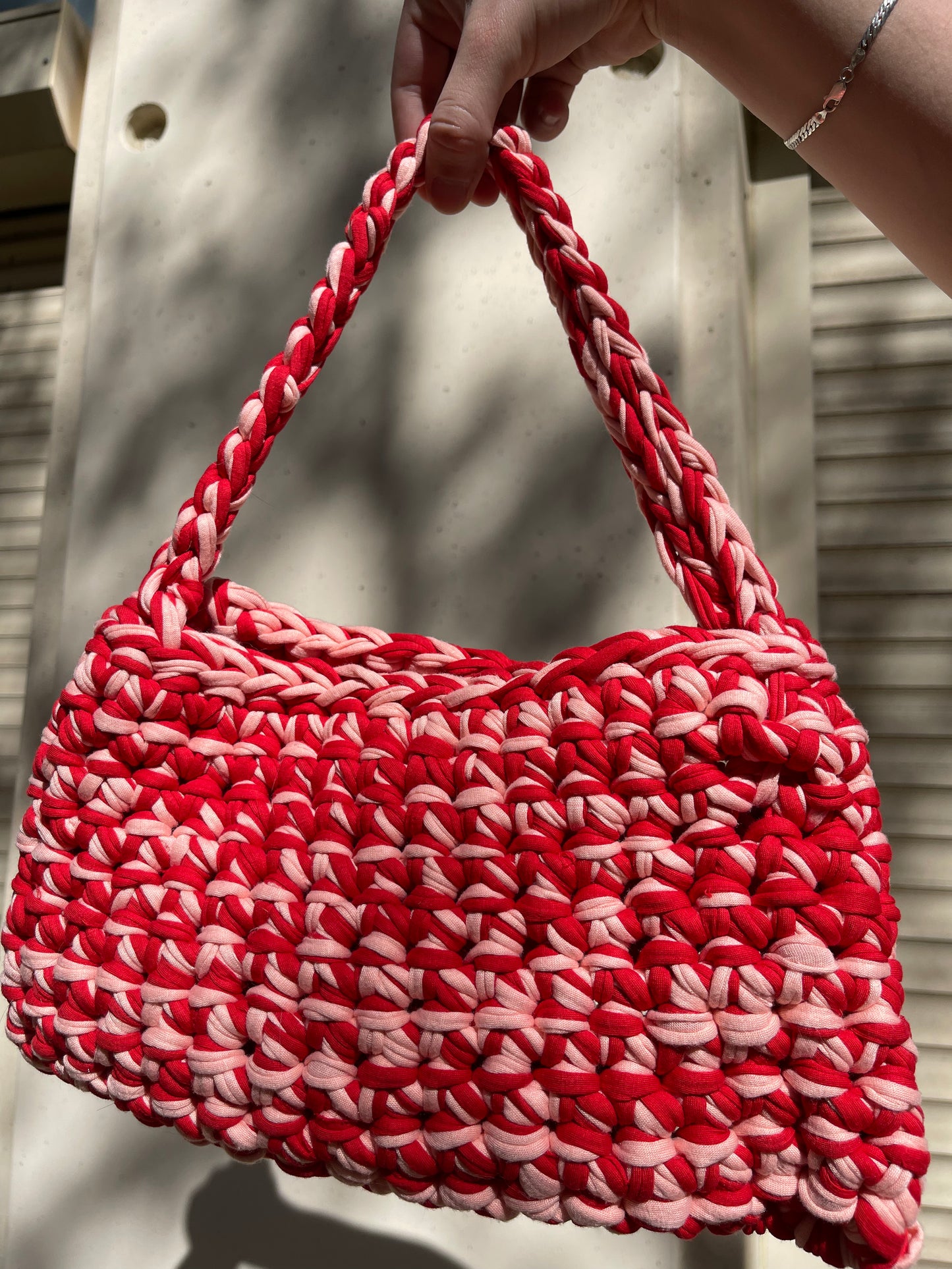 Sac à main en crochet rouge et rose