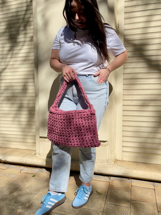 sac violet en crochet pour ordinateur