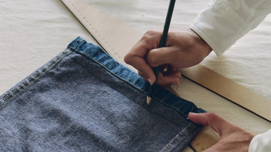 Comment l’upcycling transforme la mode : De vieux tissus aux sacs en crochet