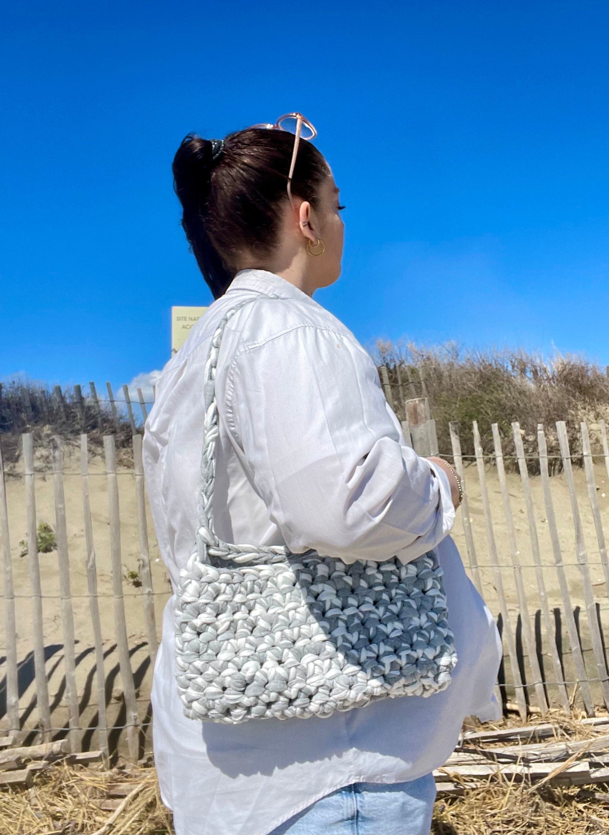 Sac à main en crochet t-shirt yarn gris et blanc - Padlockfr