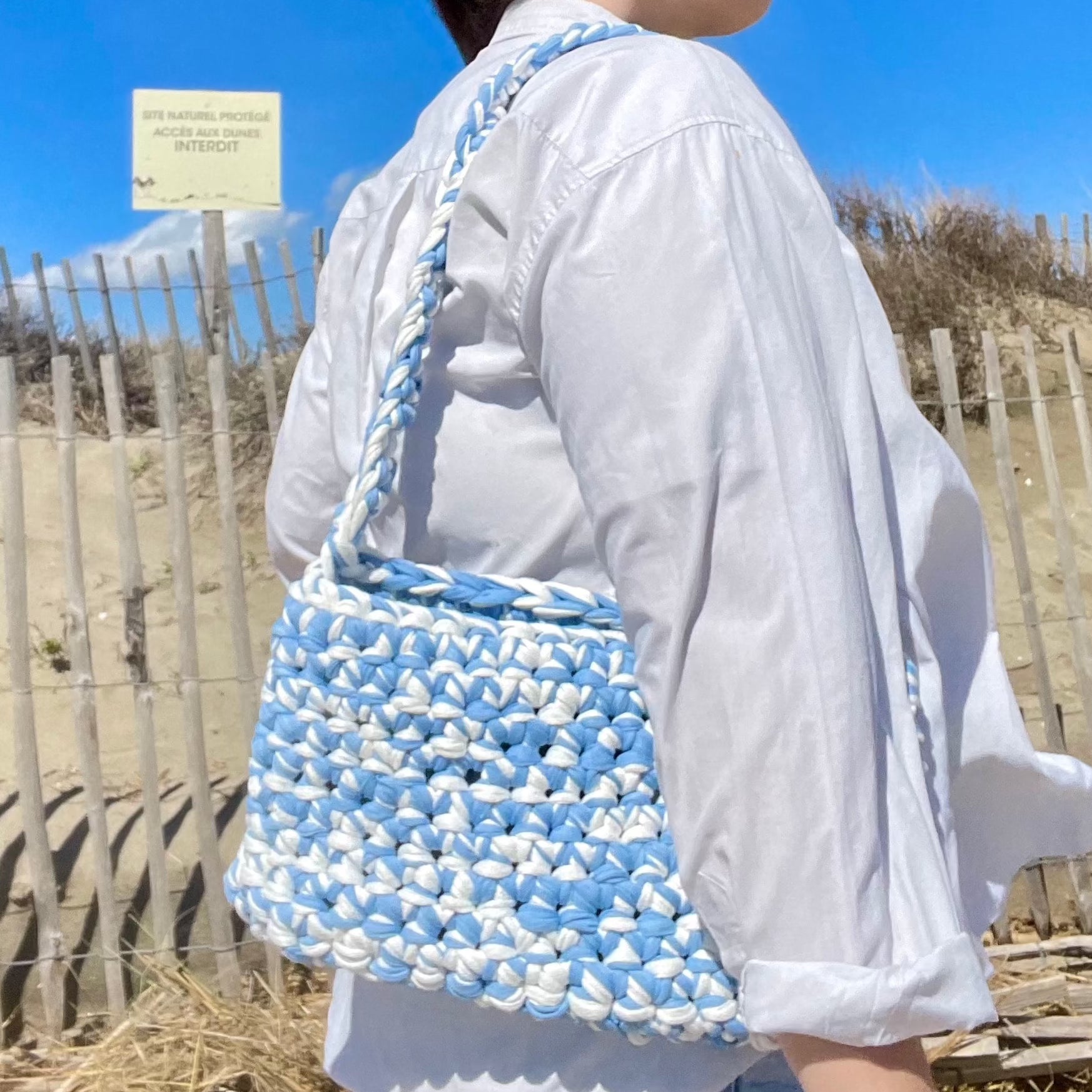 Sac à main en crochet t-shirt yarn bleu et blanc - Padlockfr