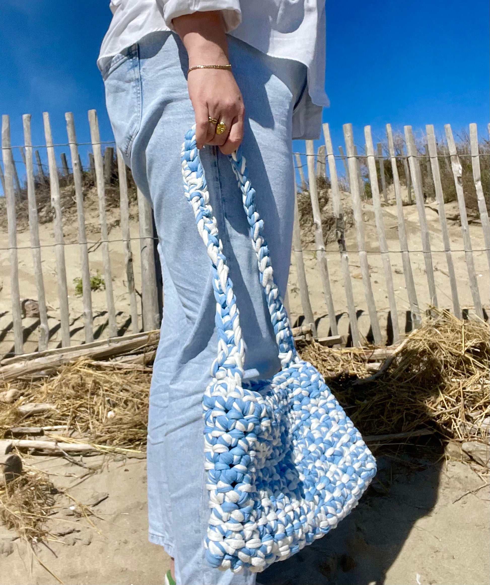 Sac à main en crochet t-shirt yarn bleu et blanc - Padlockfr