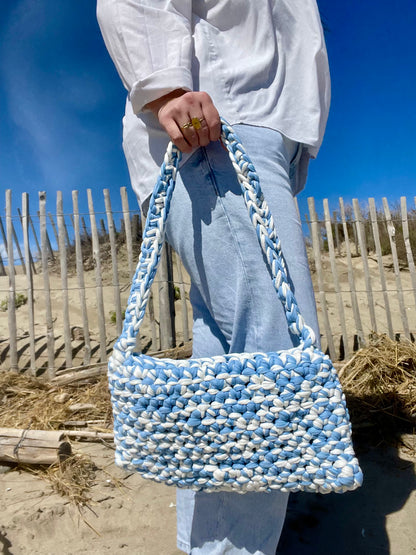 Sac à main en crochet t-shirt yarn bleu et blanc - Padlockfr