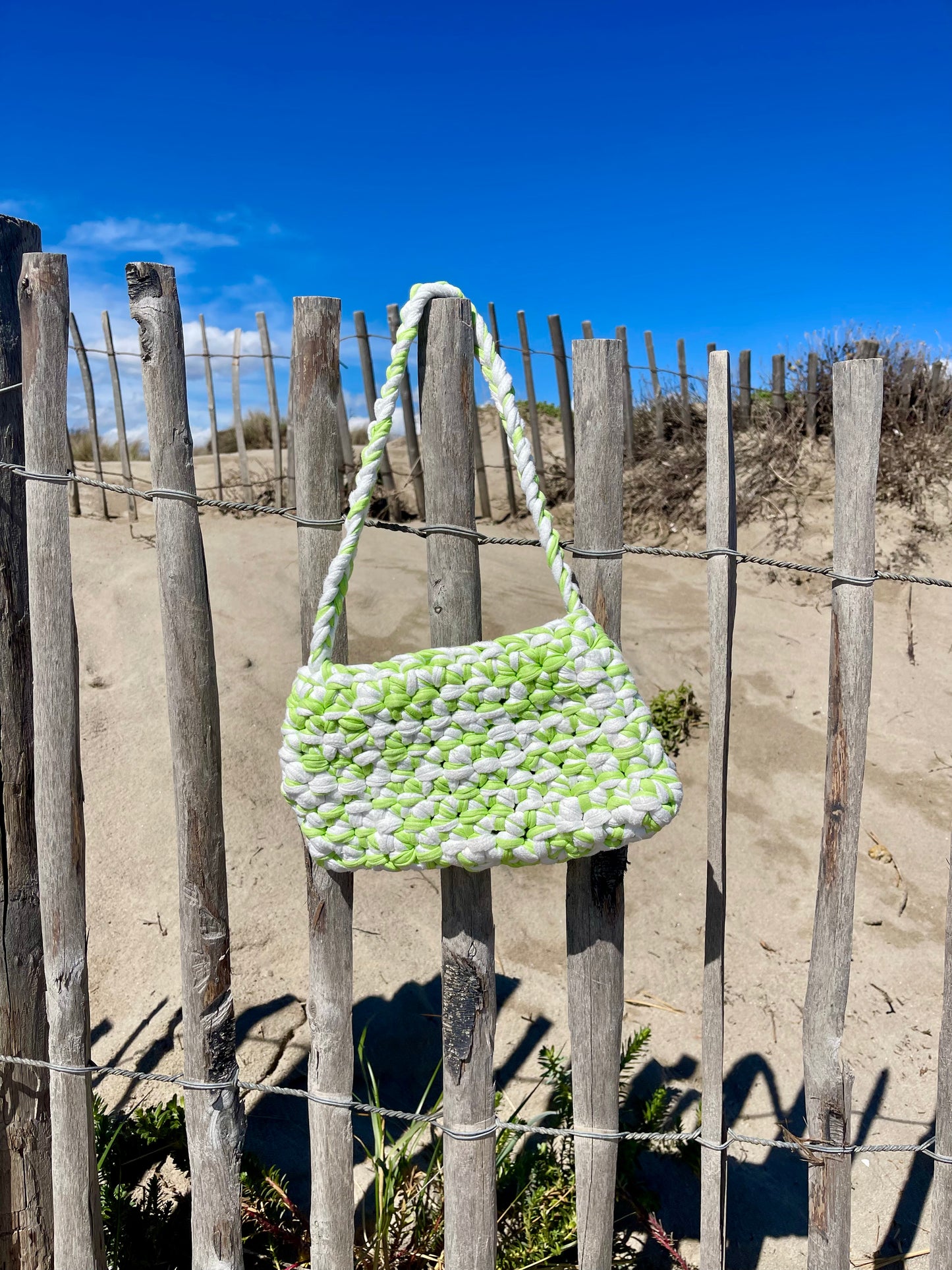 Sac à main en crochet t-shirt yarn vert et blanc - Padlockfr