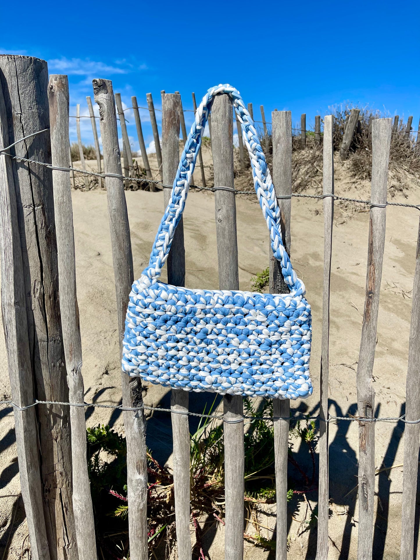 Sac à main en crochet t-shirt yarn bleu et blanc - Padlockfr