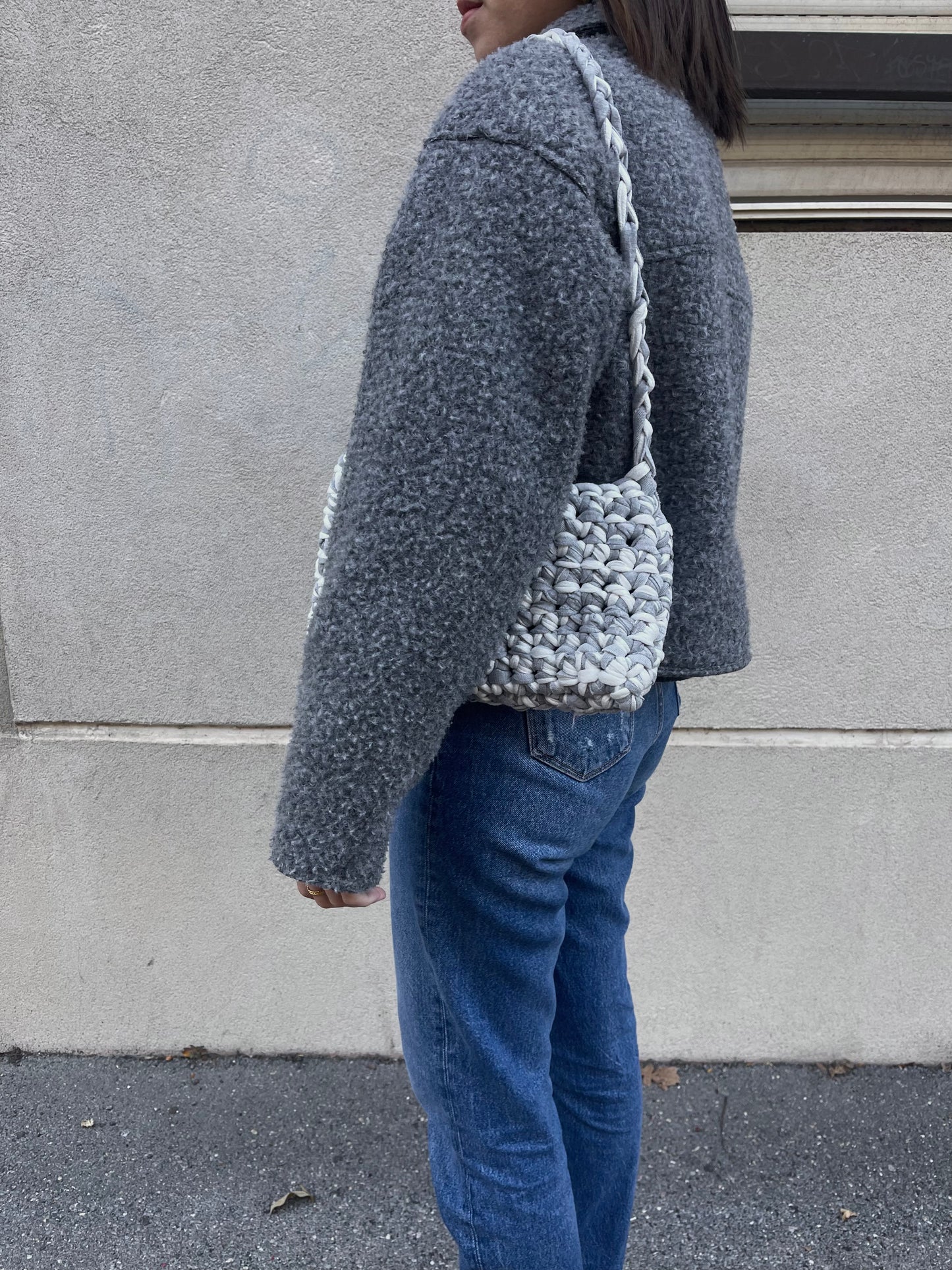 Sac à main en crochet t-shirt yarn gris et blanc - Padlockfr