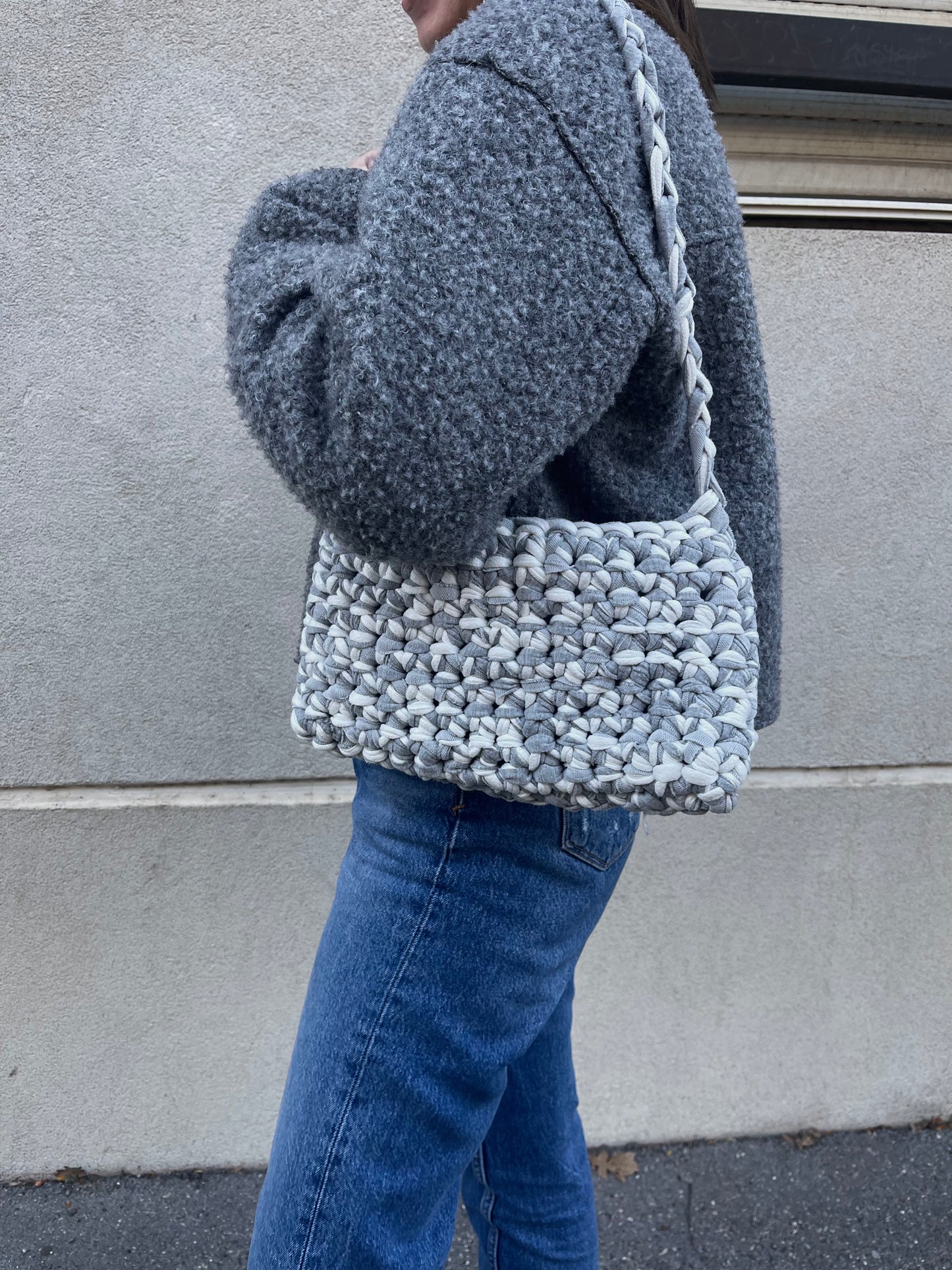 Sac à main en crochet t-shirt yarn gris et blanc - Padlockfr