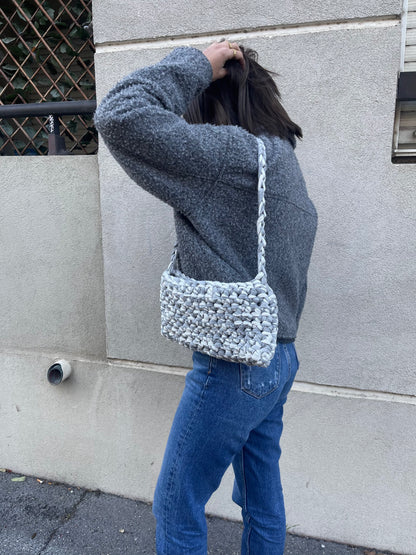 Sac à main en crochet t-shirt yarn gris et blanc - Padlockfr