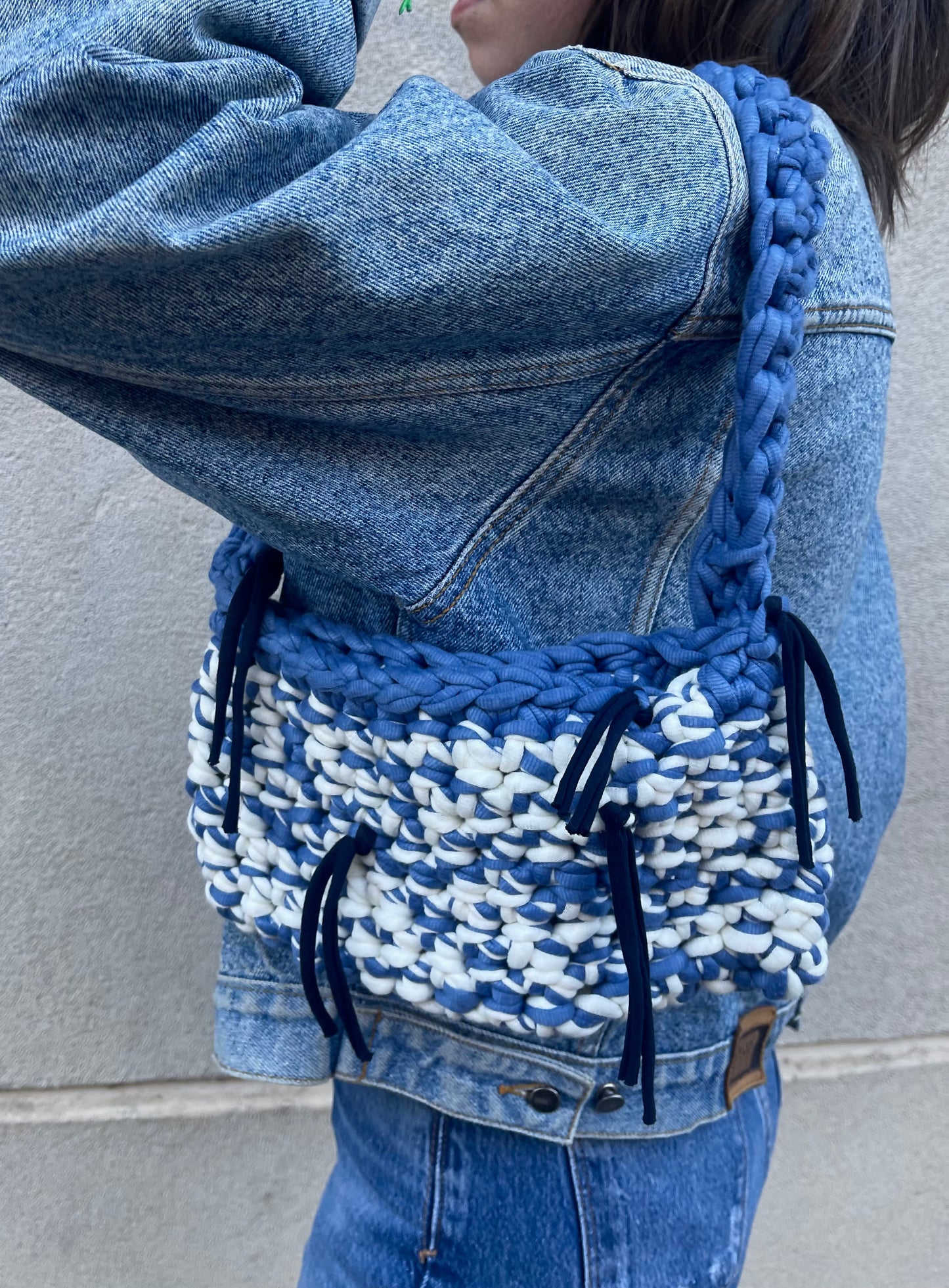 Sac à main en crochet bleu et blanc effet destroy - Padlockfr