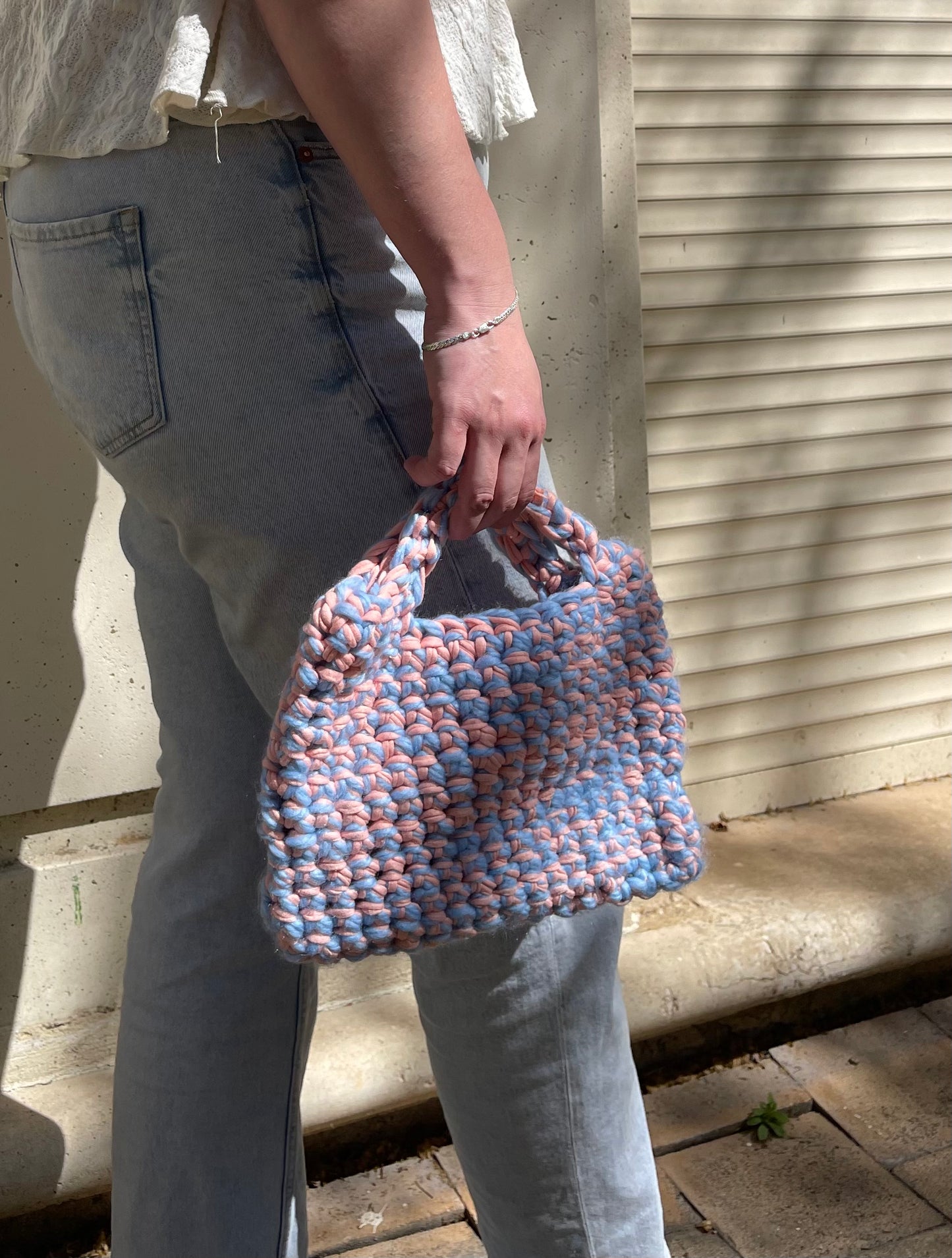Sac à main en crochet rose et bleu