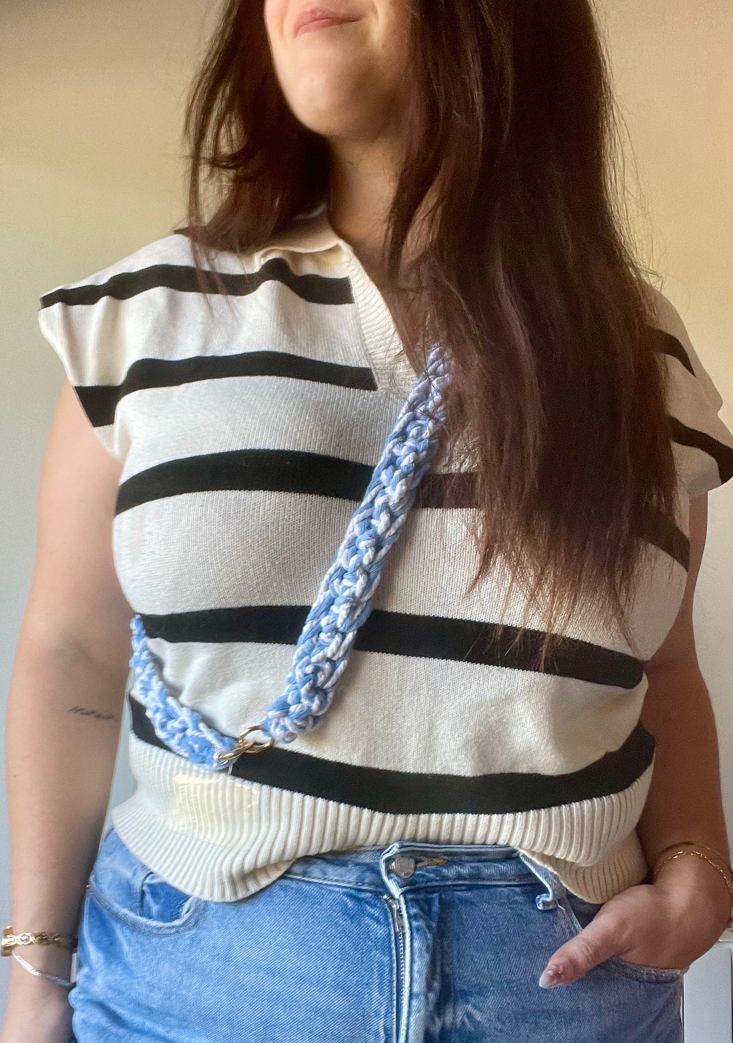 bandoulière téléphone crochet bleu et blanche macramé - accessoire téléphone