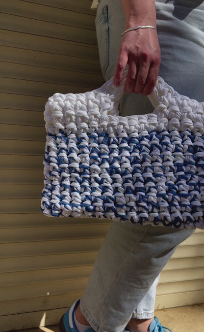Sac à main en crochet bleu et blanc, forme panier