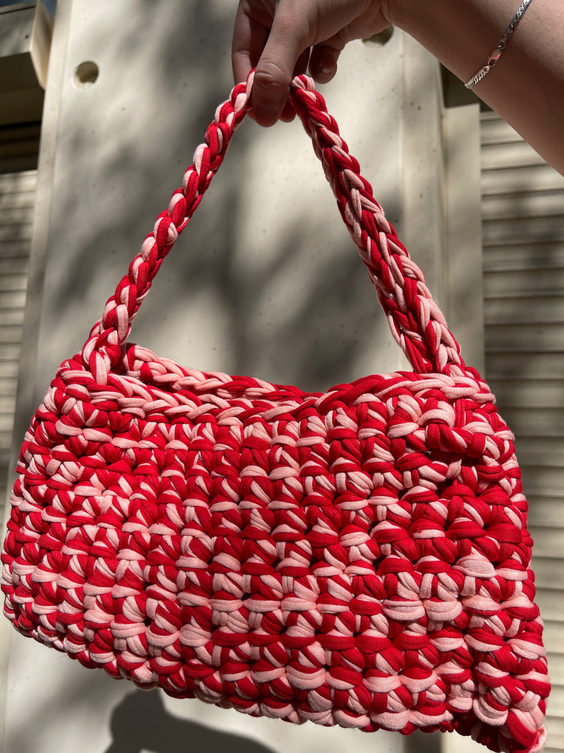 sac a main en crochet rouge et rose
