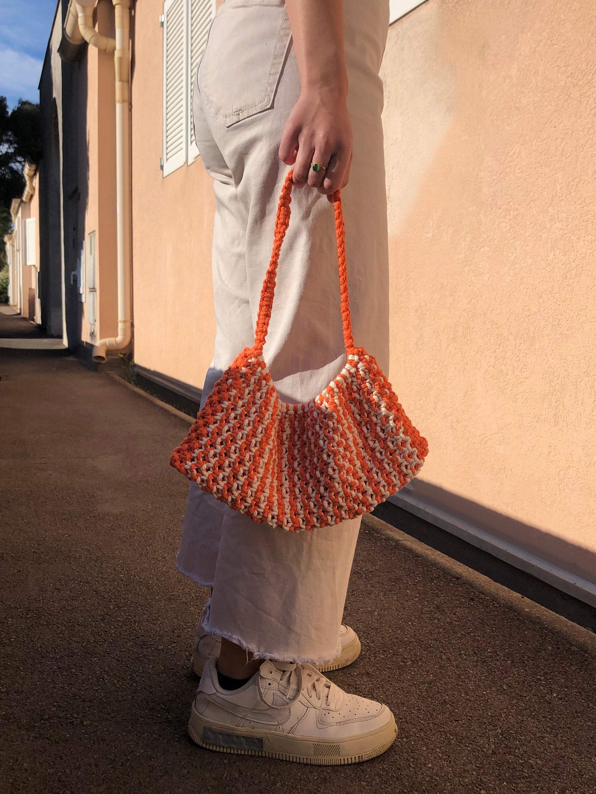 sac à main en macramé orange et blanc